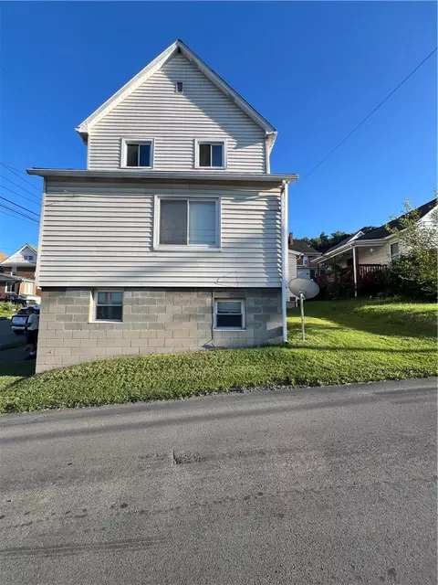 316 9th St, Ellwood City, PA 16117