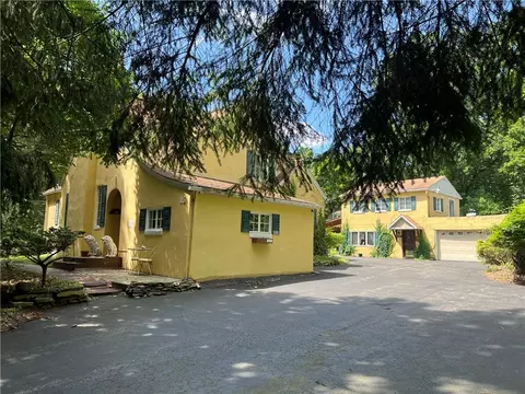 16 W Clen Moore Blvd, New Castle, PA 16105