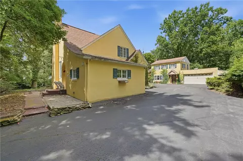 16 W Clen Moore Blvd, New Castle, PA 16105