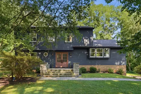 32 Flagstaff Dr, Pittsburgh, PA 15237