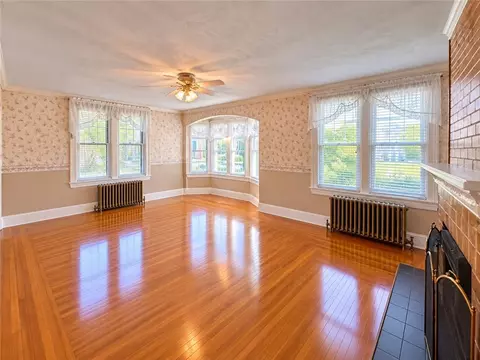 Living - 210 Washington Ave, Vandergrift, PA 15690 photo 4 of 6