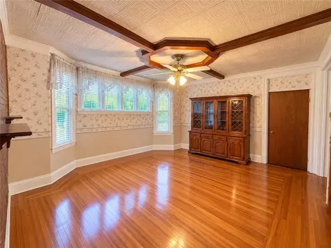 Living - 210 Washington Ave, Vandergrift, PA 15690 photo 5 of 6