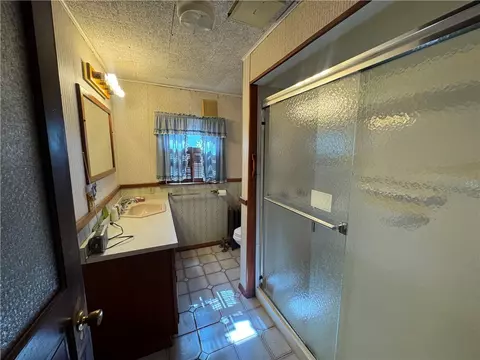 Bath - 210 Washington Ave, Vandergrift, PA 15690 photo 2 of 2
