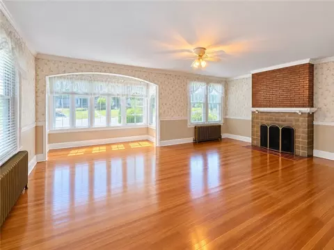 Living - 210 Washington Ave, Vandergrift, PA 15690 photo 3 of 6