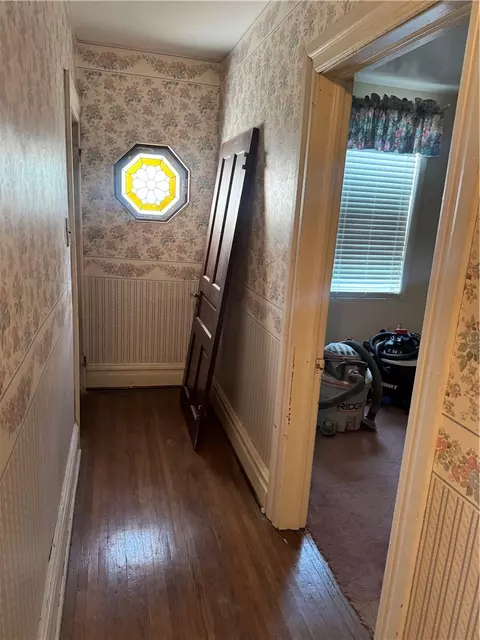 Entry Way - 210 Washington Ave, Vandergrift, PA 15690 photo 3 of 4