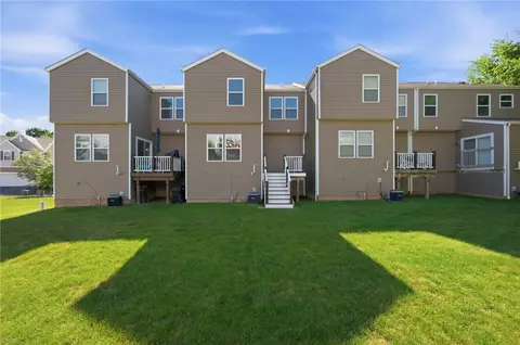 Exterior - 211 Lockheed Dr, Coraopolis, PA 15108 photo 8 of 11