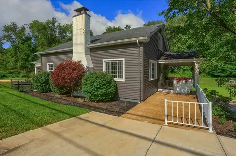 2324 Forest Grove Rd, Coraopolis, PA 15108