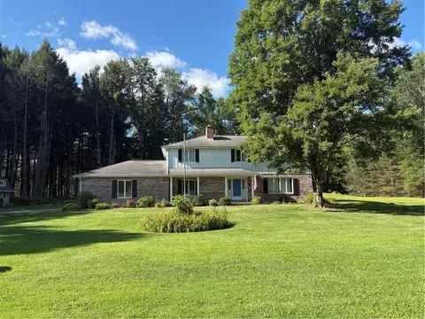 26 Country Club Rd, Grove City, PA 16127