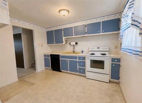 Kitchen - 121 Glengarry Dr, Coraopolis, PA 15108 photo 1 of 2