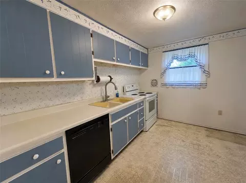Kitchen - 121 Glengarry Dr, Coraopolis, PA 15108 photo 2 of 2