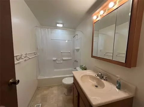Bath - 121 Glengarry Dr, Coraopolis, PA 15108 photo 1 of 1