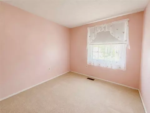 Bedroom - 121 Glengarry Dr, Coraopolis, PA 15108 photo 3 of 4