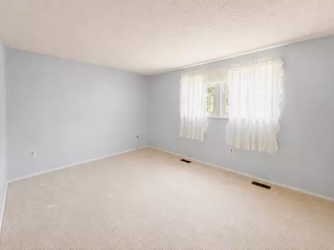 Bedroom - 121 Glengarry Dr, Coraopolis, PA 15108 photo 2 of 4