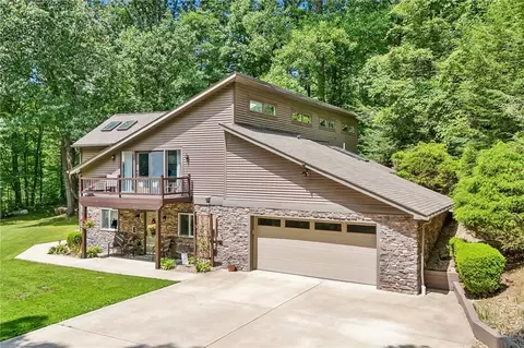 1099 Davis Rd, Ellwood City, PA 16117