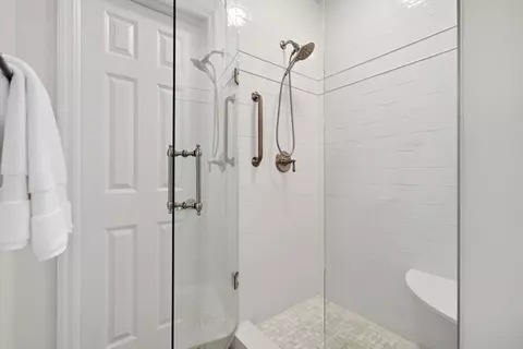 Bath - 577 E Vanderbilt Dr, Mars, PA 16046 photo 3 of 5