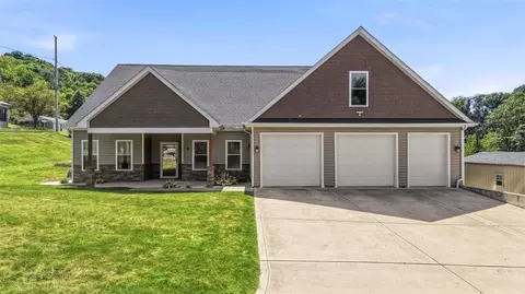 10 Walker St, Oakdale, PA 15071
