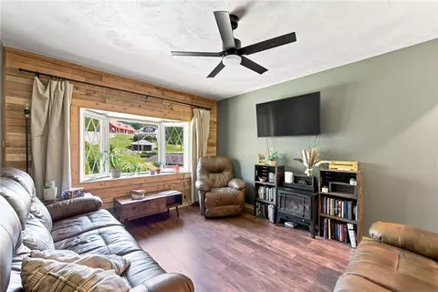 Living - 904 Old State Rd, Apollo, PA 15613 photo 2 of 3