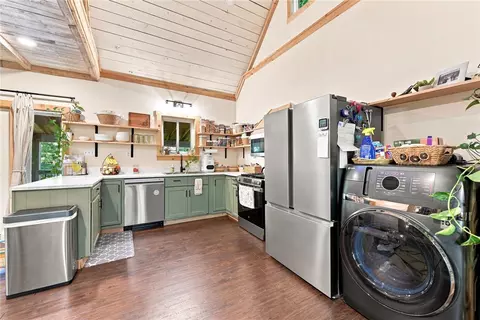Kitchen - 904 Old State Rd, Apollo, PA 15613 photo 3 of 4