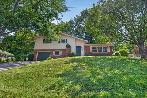 800 Chateau Dr, Ellwood City, PA 16117