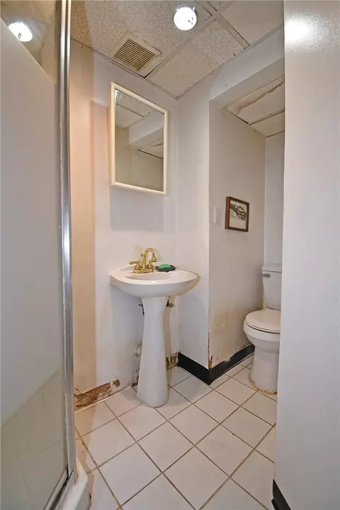 Bath - 95 Long Dr, Pittsburgh, PA 15241 photo 2 of 2