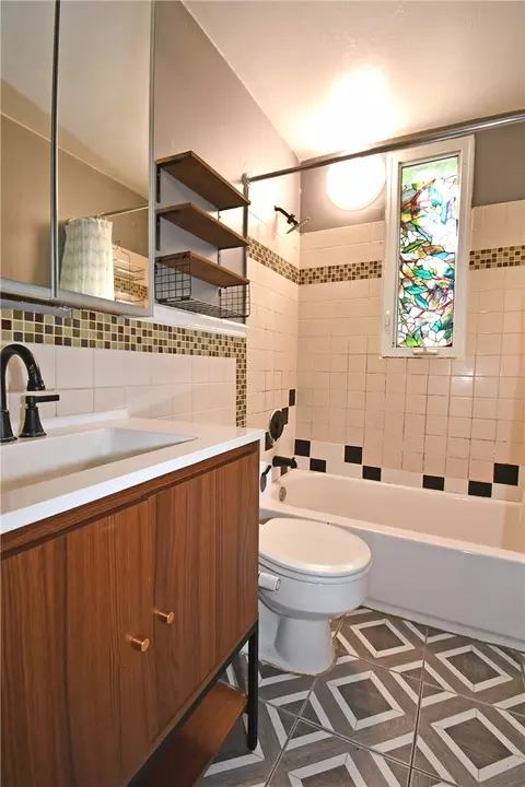 Bath - 95 Long Dr, Pittsburgh, PA 15241 photo 1 of 2