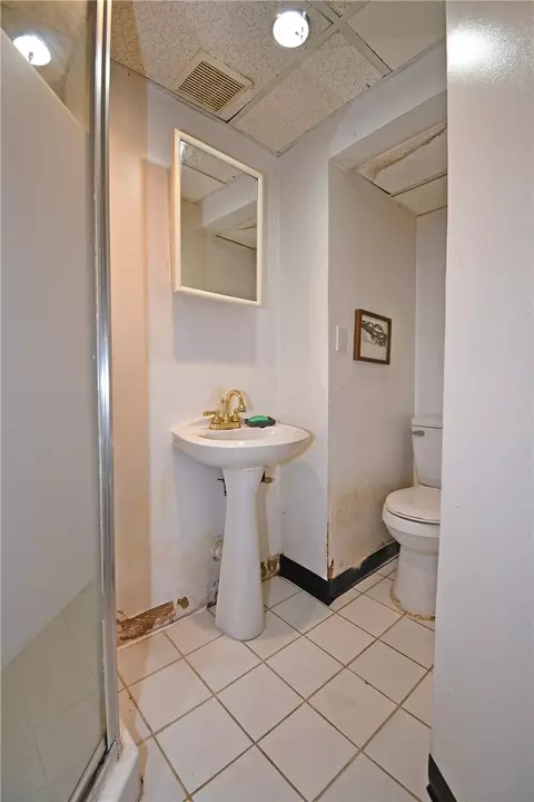Bath - 95 Long Dr, Pittsburgh, PA 15241 photo 2 of 2