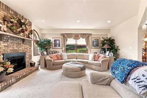 Living - 9551 Downing Pl, Irwin, PA 15642 photo 4 of 5