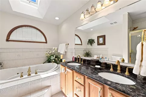 Bath - 9551 Downing Pl, Irwin, PA 15642 photo 3 of 5