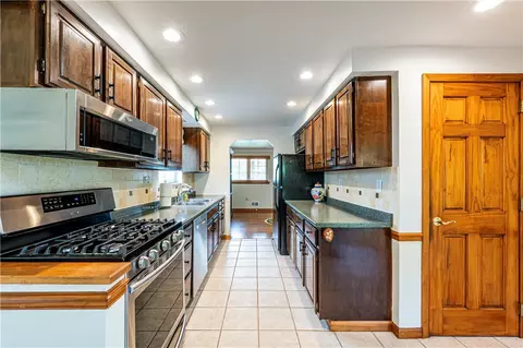 Kitchen - 10547 Melrose Dr, North Huntingdon, PA 15642 photo 5 of 6