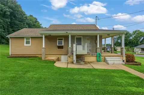 501 Palo Alto Dr, Ellwood City, PA 16117