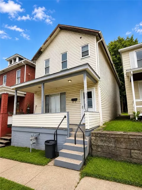 11 S 14th St, Jeannette, PA 15644