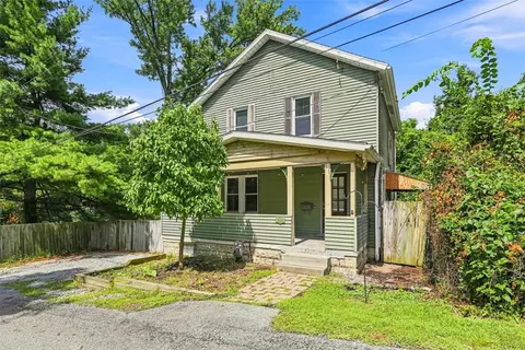 1221 Oakleaf Dr, Pittsburgh, PA 15207