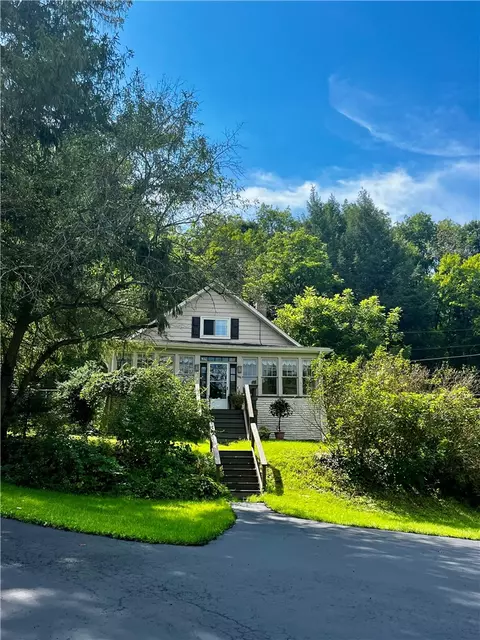 144 Calvert Ln, New Castle, PA 16101
