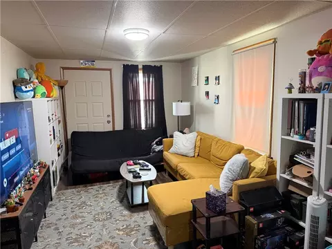 Living - 204 12 Longfellow St, Vandergrift, PA 15690 photo 2 of 4