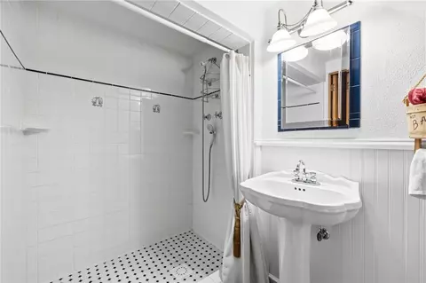 Bath - 124 Shellbark St, Clairton, PA 15025 photo 4 of 4
