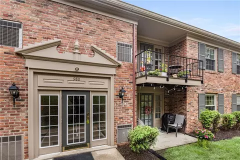 980 Chatham Park Dr #F, Pittsburgh, PA 15216