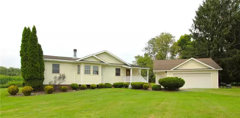105 Sunset Rd, Hermitage, PA 16148