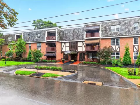 136 Centennial Ave #305, Sewickley, PA 15143