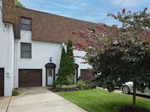 691 E Shady Dr, Pittsburgh, PA 15228
