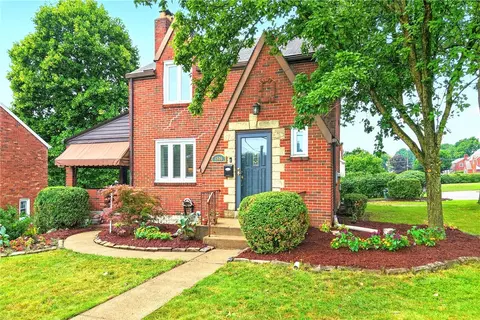 4800 Roberta Dr, Pittsburgh, PA 15236