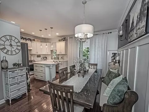 Dining - 575 E Vanderbilt, Mars, PA 16046 photo 3 of 3