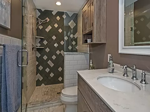 Bath - 575 E Vanderbilt, Mars, PA 16046 photo 2 of 5