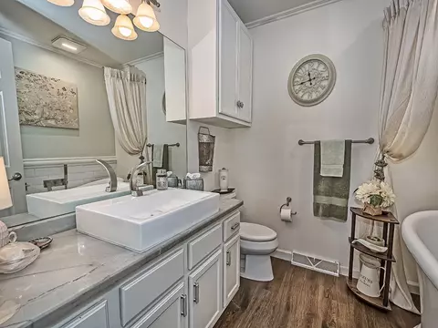 Bath - 575 E Vanderbilt, Mars, PA 16046 photo 4 of 5