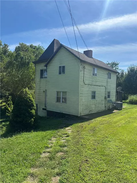 10 Step St, Millsboro, PA 15348