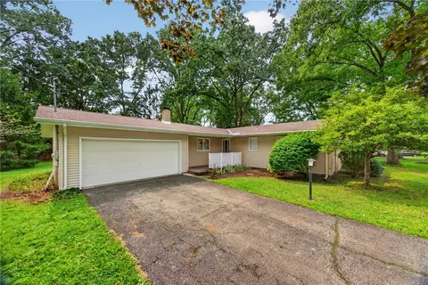 21 Evergreen Dr, Greenville, PA 16125
