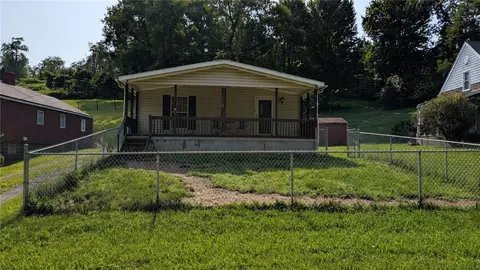 648 Daisy Ln, Uniontown, PA 15401