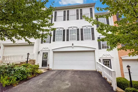 202 Ascot Ct, Coraopolis, PA 15108