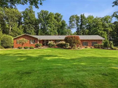 136 Woodshire, Greenville, PA 16125