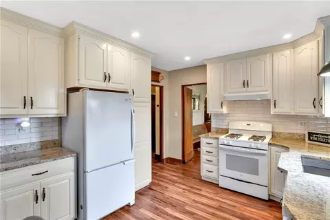 Kitchen - 148 E Fairview Ave, Pittsburgh, PA 15237 photo 3 of 4
