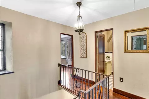 Entry Way - 148 E Fairview Ave, Pittsburgh, PA 15237 photo 3 of 4